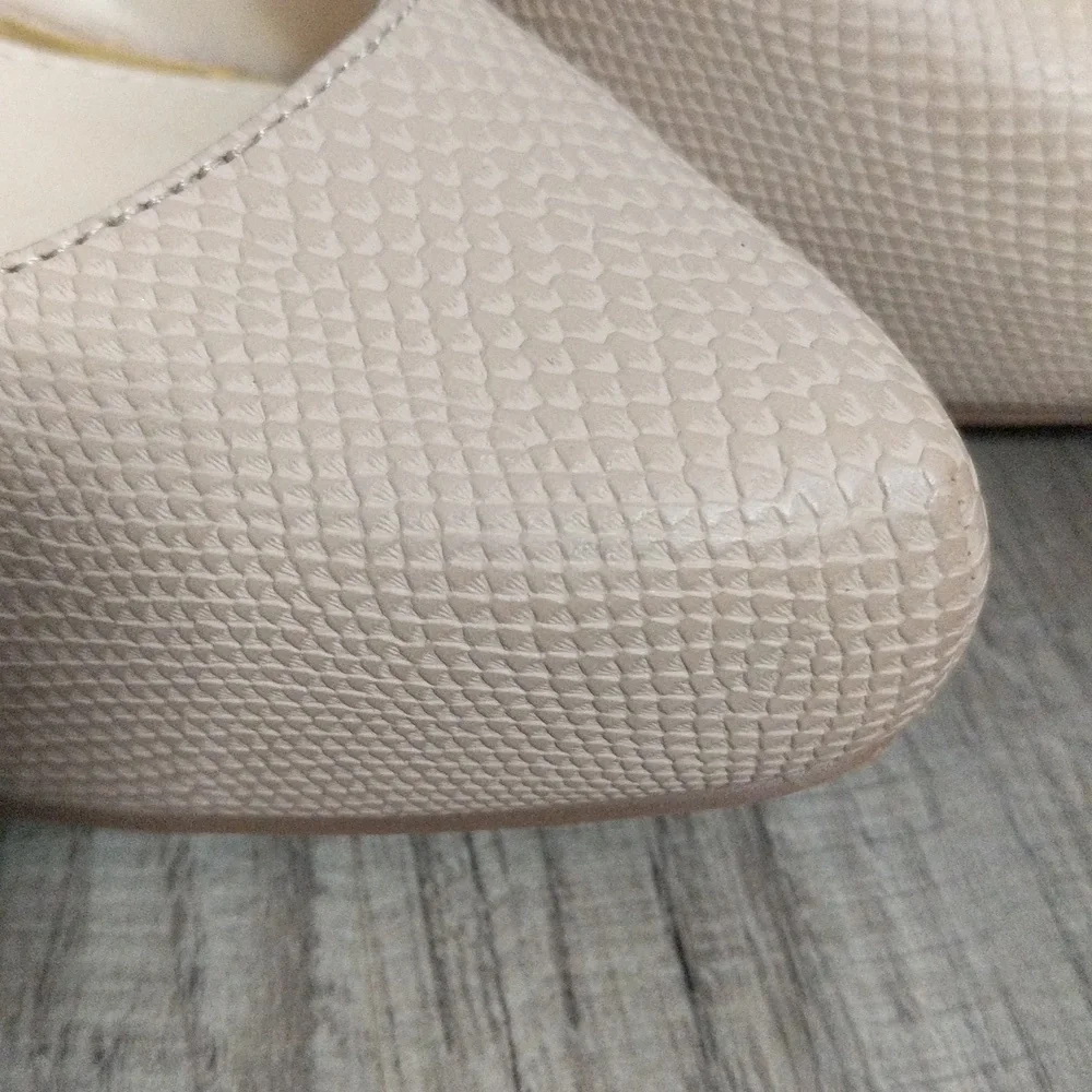 #283Jessica Simpson Women's Tobee Platform Pump Soft Tan Color. 4" Heel Size: 8M - Picture 12 of 12